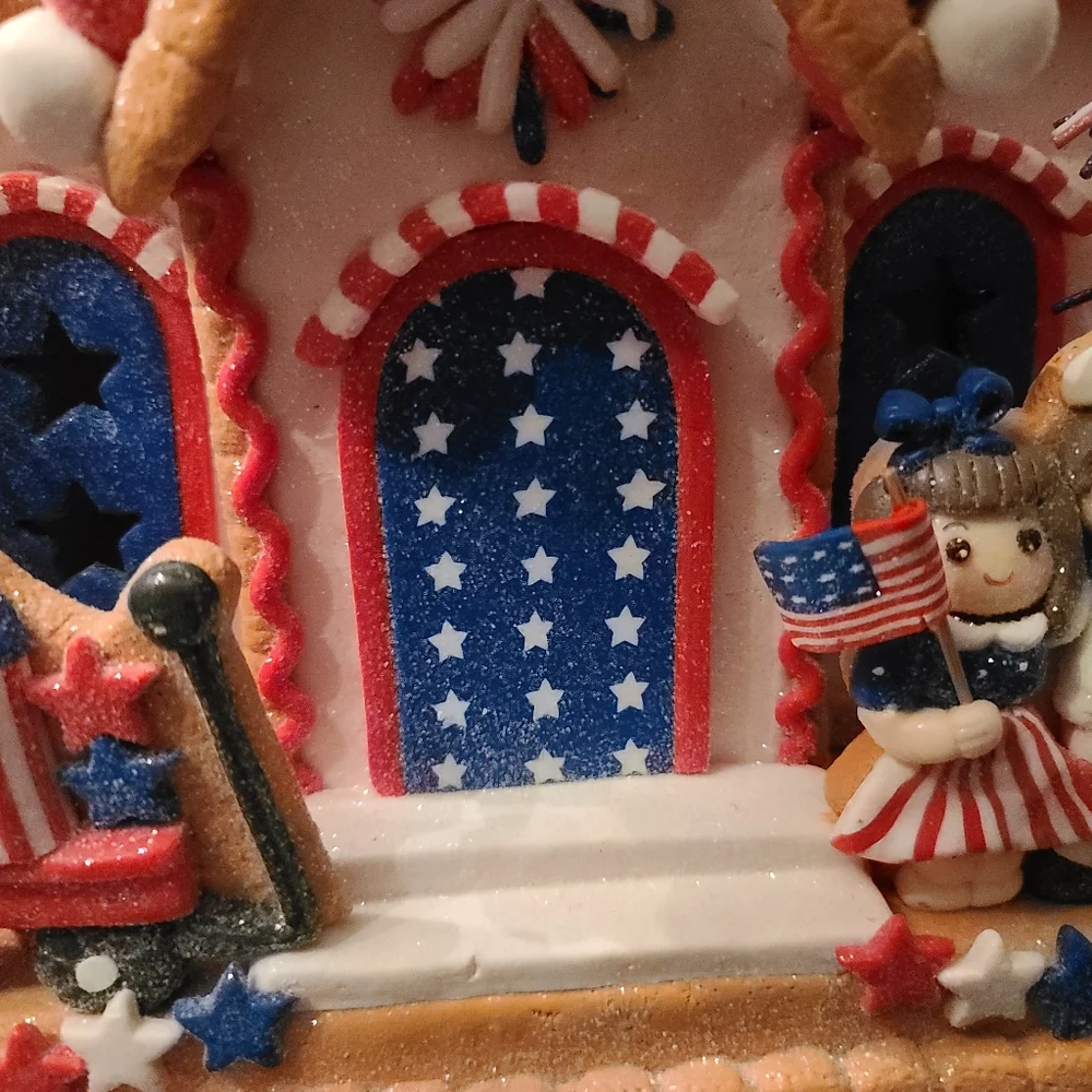 Patriotic LED 4th of July AMERICANA Gingerbread House Stars & Stripes Lighted - Picture 7 of 13
